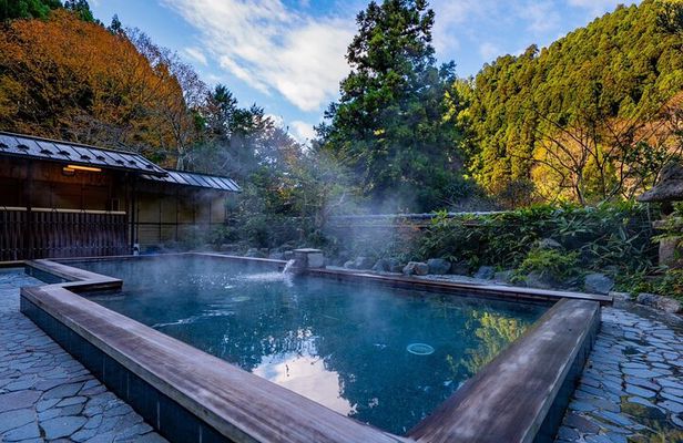 Guide tour of Japanese bathing culture at Kurama onsen