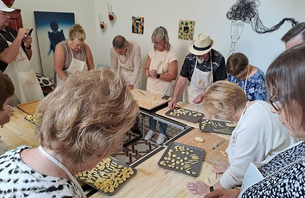 Bari Old Town Tour with Orecchiette and Dessert Class