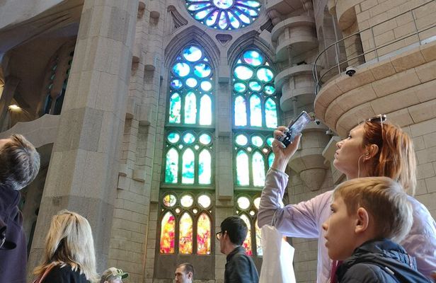 Sagrada Familia & Official Guide Private or Small Group Tour