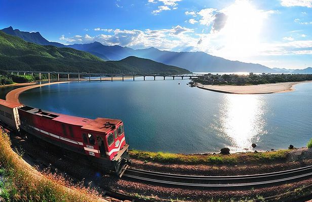 Hue Imperial City Tour by Heritage Train and Lunch