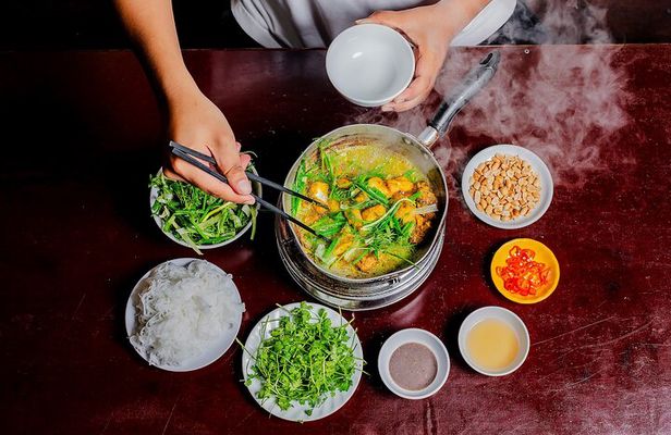 Hungry Hanoi Food Tour with 15+ Tastings