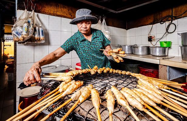 Hoi An Bites Food Tour with 15+ Tastings