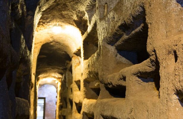 Hidden Rome: Catacombs and Underground Tour with Transport