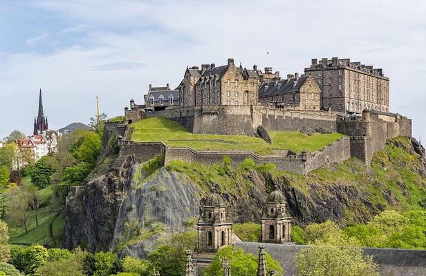 Discover Edinburgh’s Secrets on a Guided Old Town Walking Tour