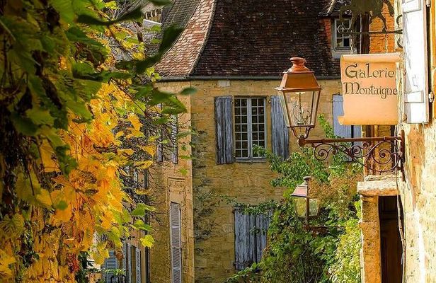 Private walking tour of Sarlat by Exploreo24