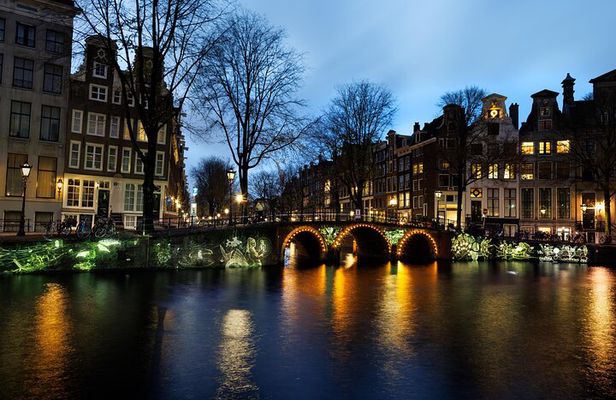 Amsterdam Light Festival Covered Cruise with Glühwein & Snack