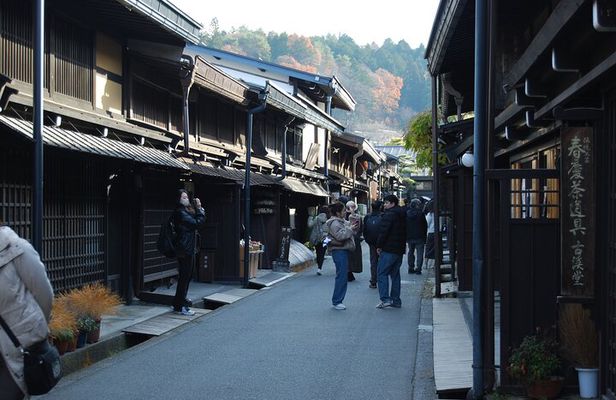 Walking Tour in Takayama Old Town and Historic Streets