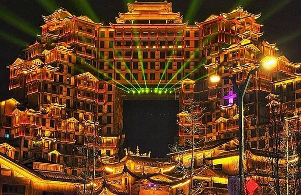 Private Night Tour to Tianmen Mountain: Skywalk & 72 Odd Towers