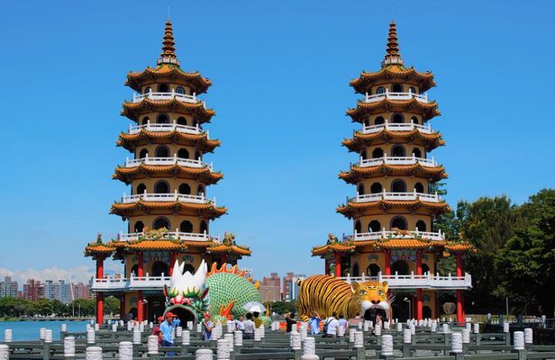 Classic Kaohsiung Day Tour: Fo Guang Shan x Lotus Pond x Pier-2