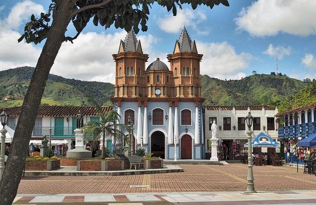 Guatapé and Piedra del Peñol Tour from Medellin with Lunch
