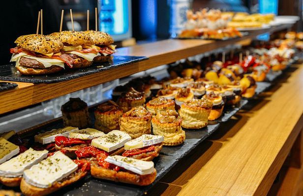 San Sebastian Historic Walking Tour with Pintxo and Drink