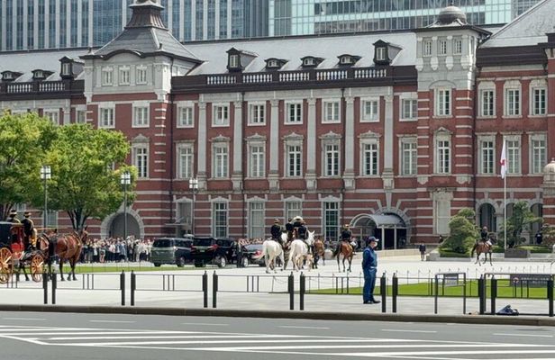 Imperial Palace Tokyo Station and Tsukiji Market Private Tour