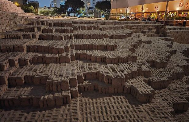 Private tour to Huaca Pucllana with a former site guide