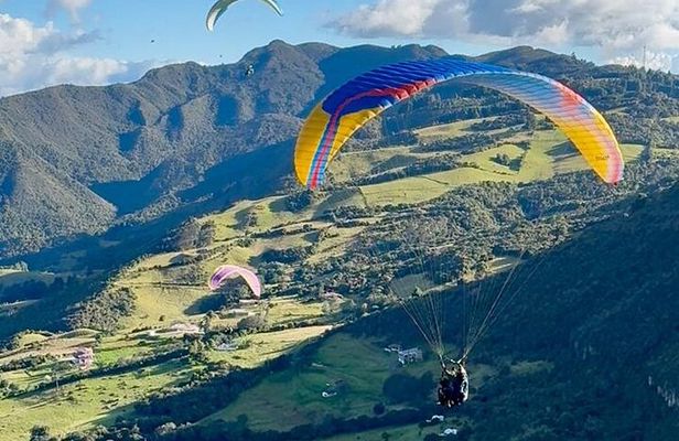 Paragliding flight in Guatavita with transport from Bogota