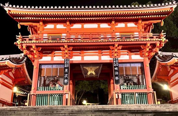 Kyoto night walk: Gion and Geisha district with local youth
