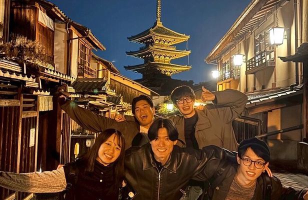 Night Walk in Gion and Geisha District with Local Students 