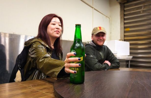 Taipei: Tipsy Street Food Tour with Locals & Night Market Visit