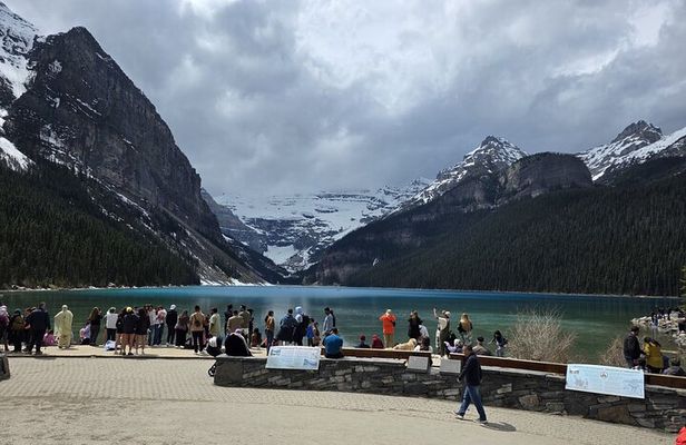 Banff Small-Group Tour in Lake Louise, Moraine and Hidden Gems