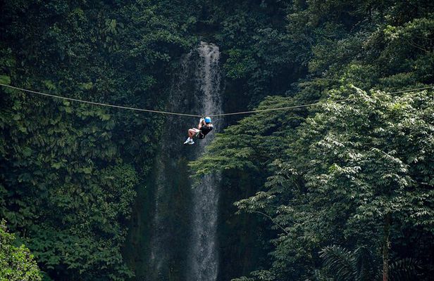 Arenal 12 Zipline Cables Experience Fly over La Fortuna Waterfall