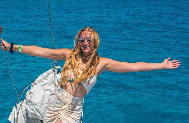 Isla Mujeres Catamaran Tour with Open Bar from Costa Mujeres