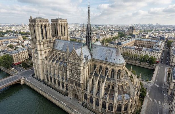 Notre-Dame Exterior Guided Tour with Scheduled Group Access