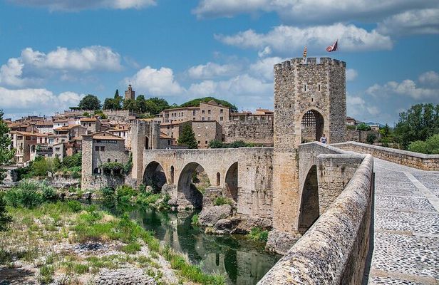 Girona and Besalu Tour by public transport with tasting