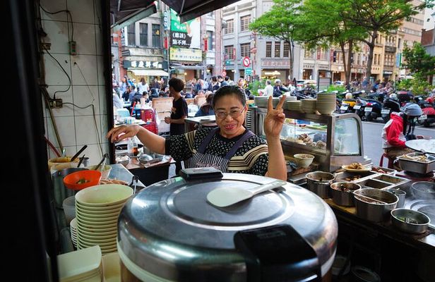 Taipei: Food Tour Local Market with 12+ tasters & Drinks Included