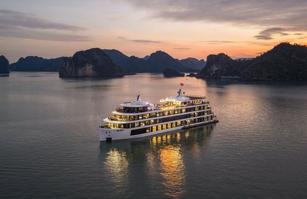 L’amour Cruise 2-Day 1-Night Ha Long Bay Scenic Luxury Tour