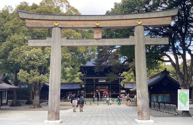 Meiji Jingu Historical Walk and Food Tasting Tour in Tokyo