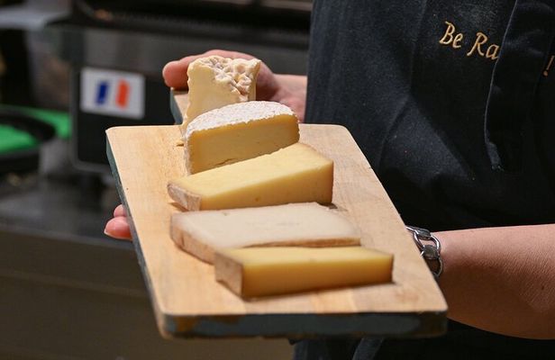 Tasting of 5 Nice cheeses in a local setting