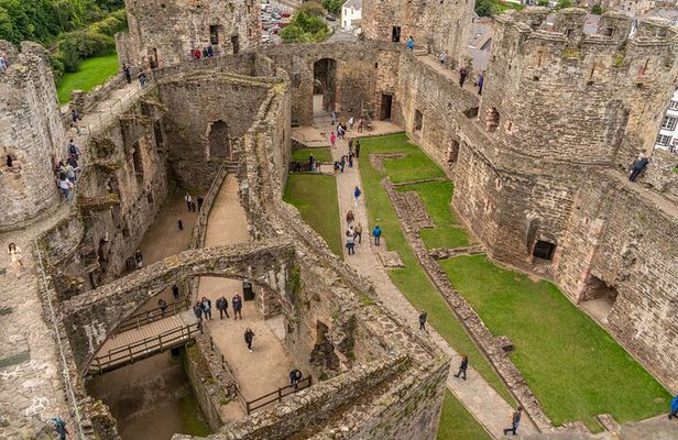 Private Medieval Heritage Walk in Conwy
