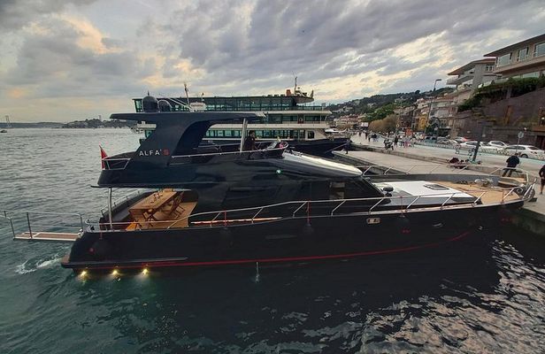 Private 2 Hours Bosphorus Luxury Yacht Cruise in Istanbul