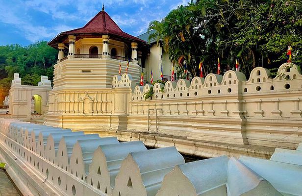 Kandy Day Tour with a Guide and Driver