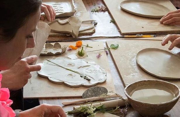Private Clay Vase Workshop in Florence with Artisan