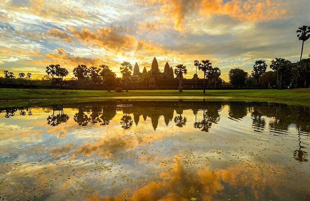 Angkor Wat Sunrise or Sunset Tour with Experienced Guide
