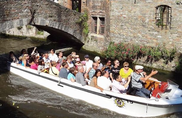 Guided Walking Tour of Bruges with Canal Cruise and Tastings