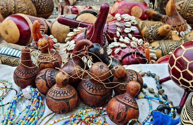 Private Cultural Souvenir Shopping and Giraffe Centre Tour