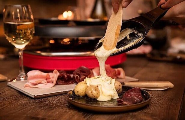 Private Champagne & Gourmet Food Tour in Le Marais