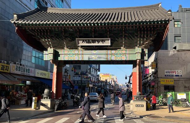 Seoul Local's Favorite Market & K-Medi Center (Lunch & Drink)