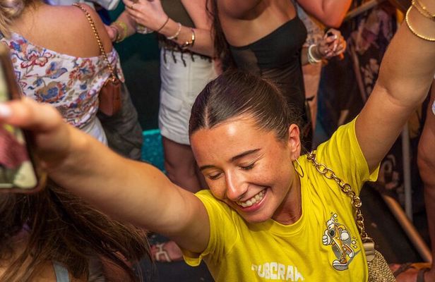 Nice: Pub Crawl Yellow – Social Bars, Games & VIP Club Entry