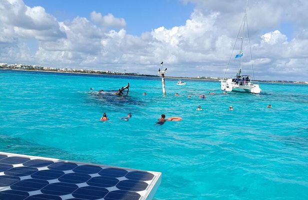 Isla Mujeres Tour with buffet, open bar & snorkel & North Beach