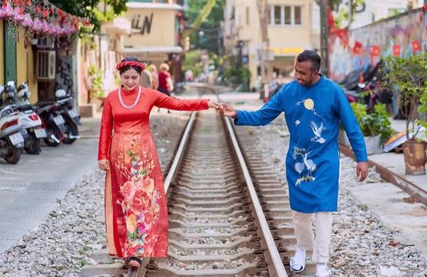 Hanoi Street Food and Photo Tour in Traditional Dress