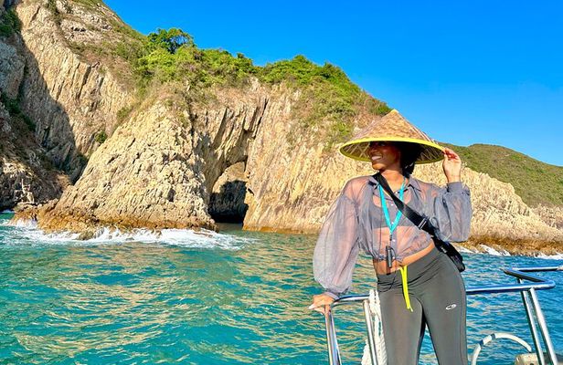 Yacht Cruise Double Sea Arches in Hong Kong UNESCO Geopark