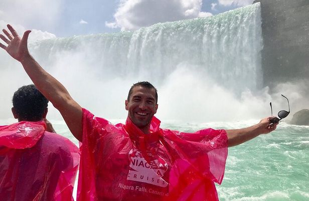 Niagara Falls Cruise and Scenic Walking Tour