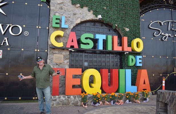 Tour of El Castillo Distillery to Cantaritos Experience