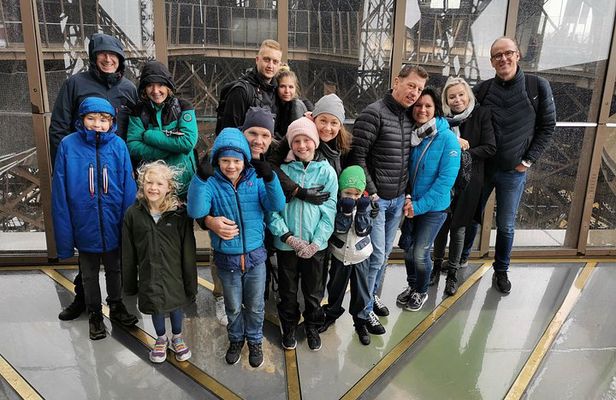 Paris: Eiffel Tower Guided Tour to Summit