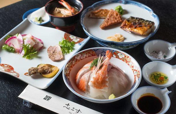 Himeji Hidden Island with Seafood Lunch by first-class bus