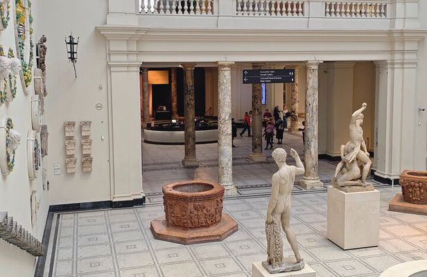 Victoria and Albert Museum Private Tour with Art Specialist