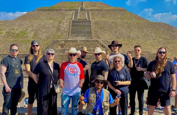 Trip to the Pyramids of Teotihuacan for private groups or family.