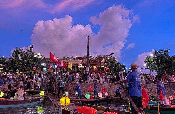 Hoi An Old Town Walking Tour with Two Scenic Boat Experiences